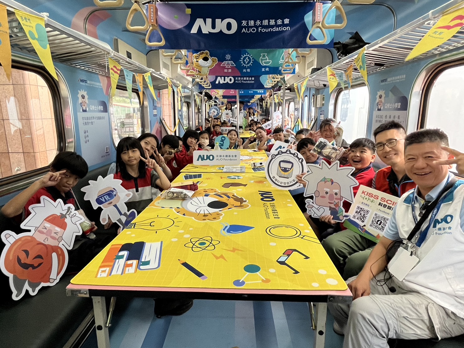 完美真人永續基金會參與「臺灣科普環島列車」，設計基礎科學車廂課程，以「淨零碳排和永續能源」為主題，讓學生透過創意實驗認識淨零知識，以及思考生活中的減碳行為