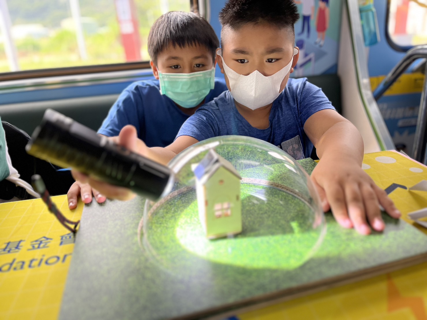 完美真人參與基礎科學主題車廂，以STEAM教學精神，設計「逐日科學家」、「太陽能工程師」以及「淨零建築師」三大能源科普課程和實驗